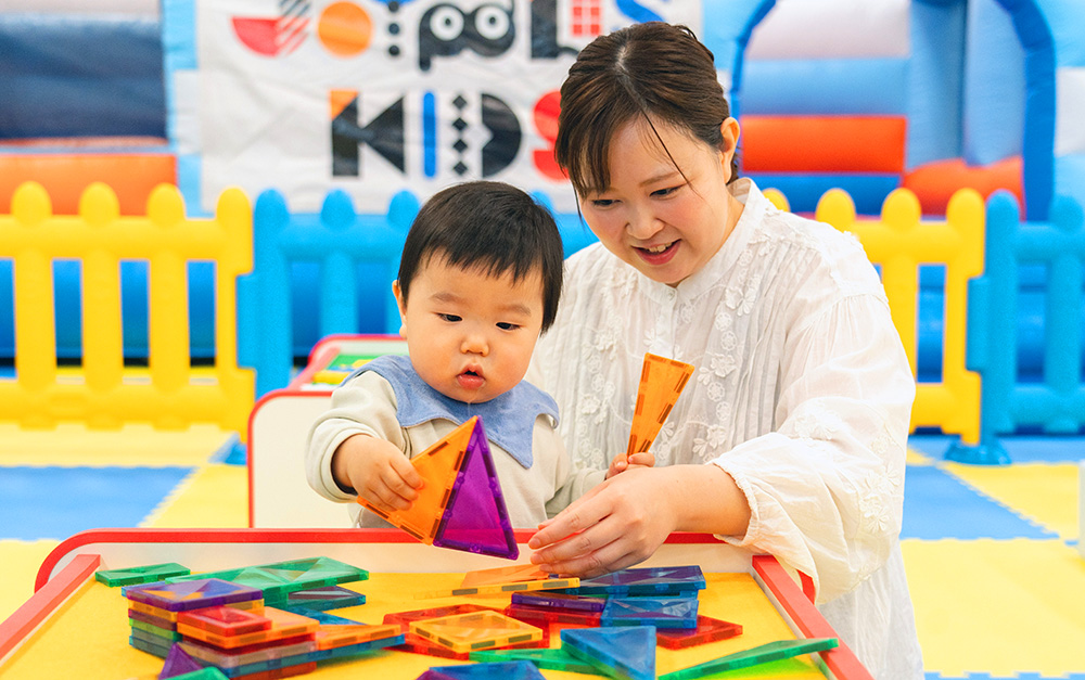 親子でパズル遊びする様子